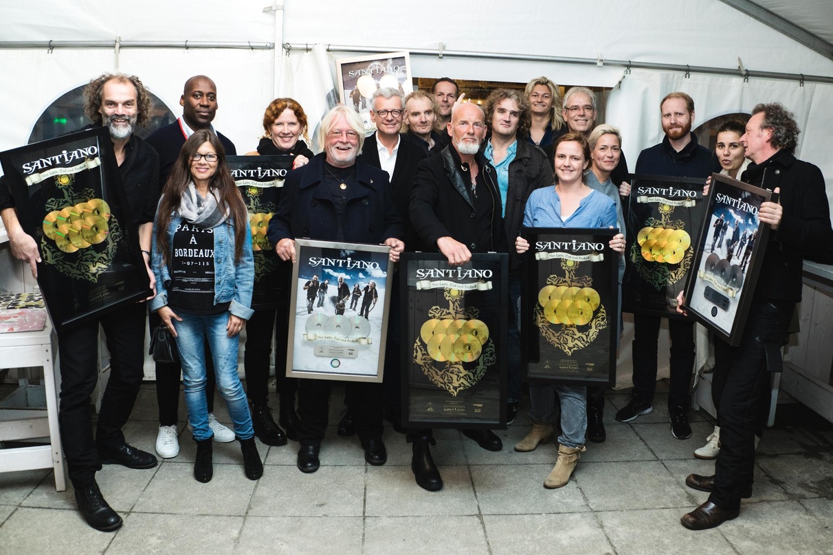 Bei der Präsentation (von links): Hans-Timm Hinrichsen (Santiano), Joe Chialo (Airforce 1 Management), Annett Lorenzen-Krech (Elephant Music), Anke Friedel (Airforce 1 Management), Pete Sa...
