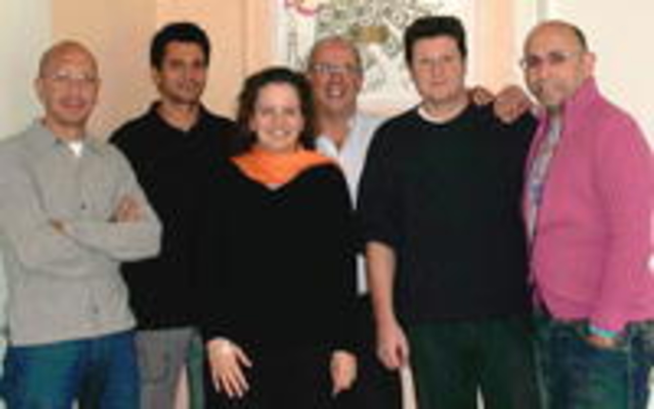 Partner (v.l.n.r.): Kurt Erping, Pink-Teddy-Anwalt Stefan Mucha (Kanzlei Zimmermann & Decker, Hamburg), Britta Freitag, Chris Georgi, Siggi Brandt und Manfred Schütz