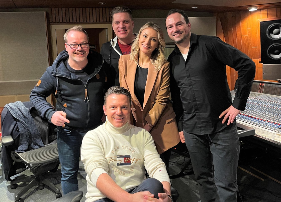 Arbeiteten gemeinsam an neuen Songs: (stehend, von links) Jens Lücking alias Hens Hensen, Matthias Teriet, Anna-Carina Woitschack und Terence Olivier sowie Stefan Mross (vorn)