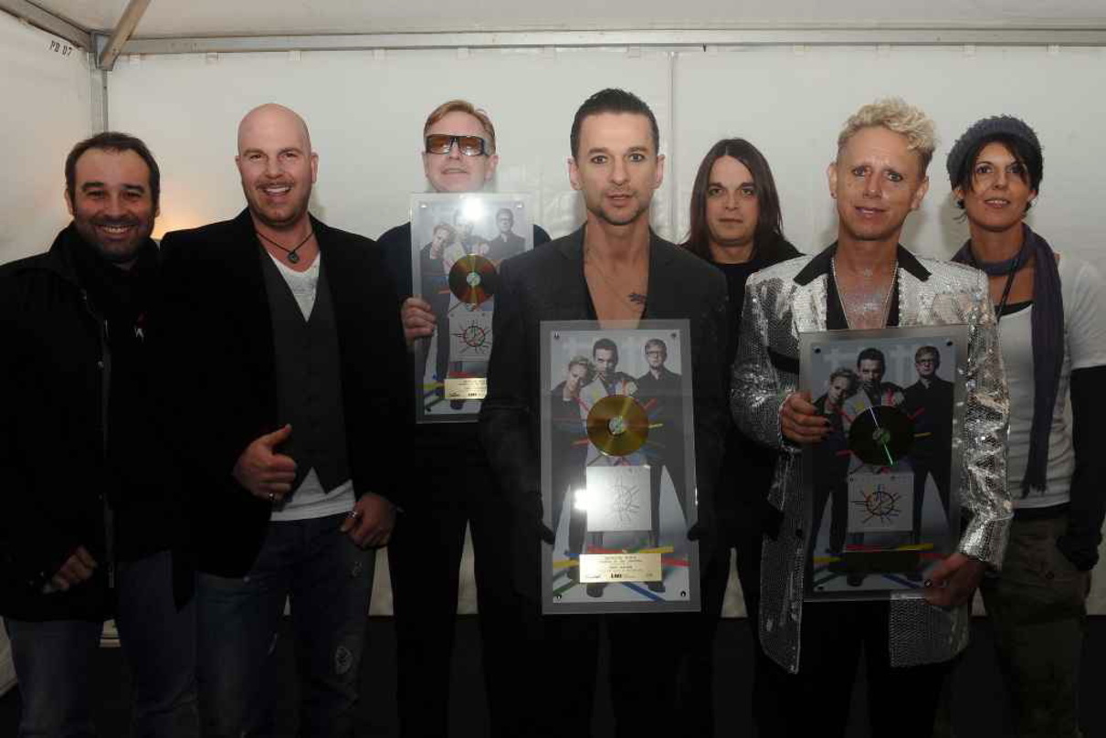 Feierten Gold-Erfolg: EMI und Depeche Mode||Zur Goldverleihung trafen sich (v.l.n.r.): Carlo Pozzi (Head of Promotion EMI), Beat Binggeli (General Manager/Director Sales EMI), Andrew Fletc...