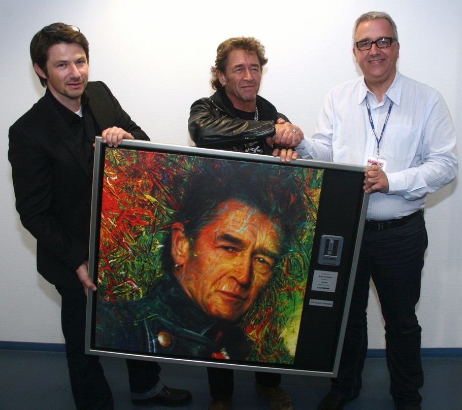 Bei der Verleihung (v.l.n.r.): Richard Wernicke (Director Sales Music Networx), Peter Maffay und Georg Bergheim (COO Music Networx)