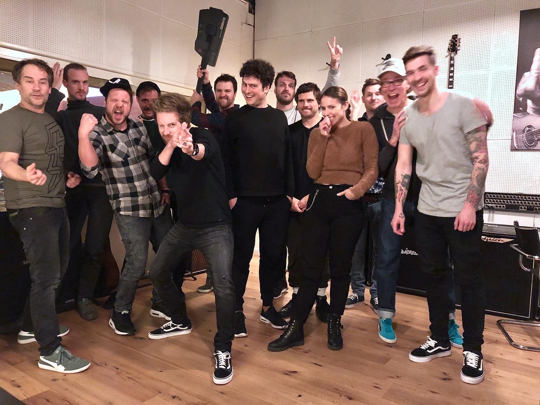 Entwickelten Songs in Hamburg (von links): Hauke von der Brelje (The Musicbrokers), Julian Laping, Christoph v. Freydorf, Marius Tilly, Philipp Leon, Florian Luig, Joschka Bender, Hannes K...