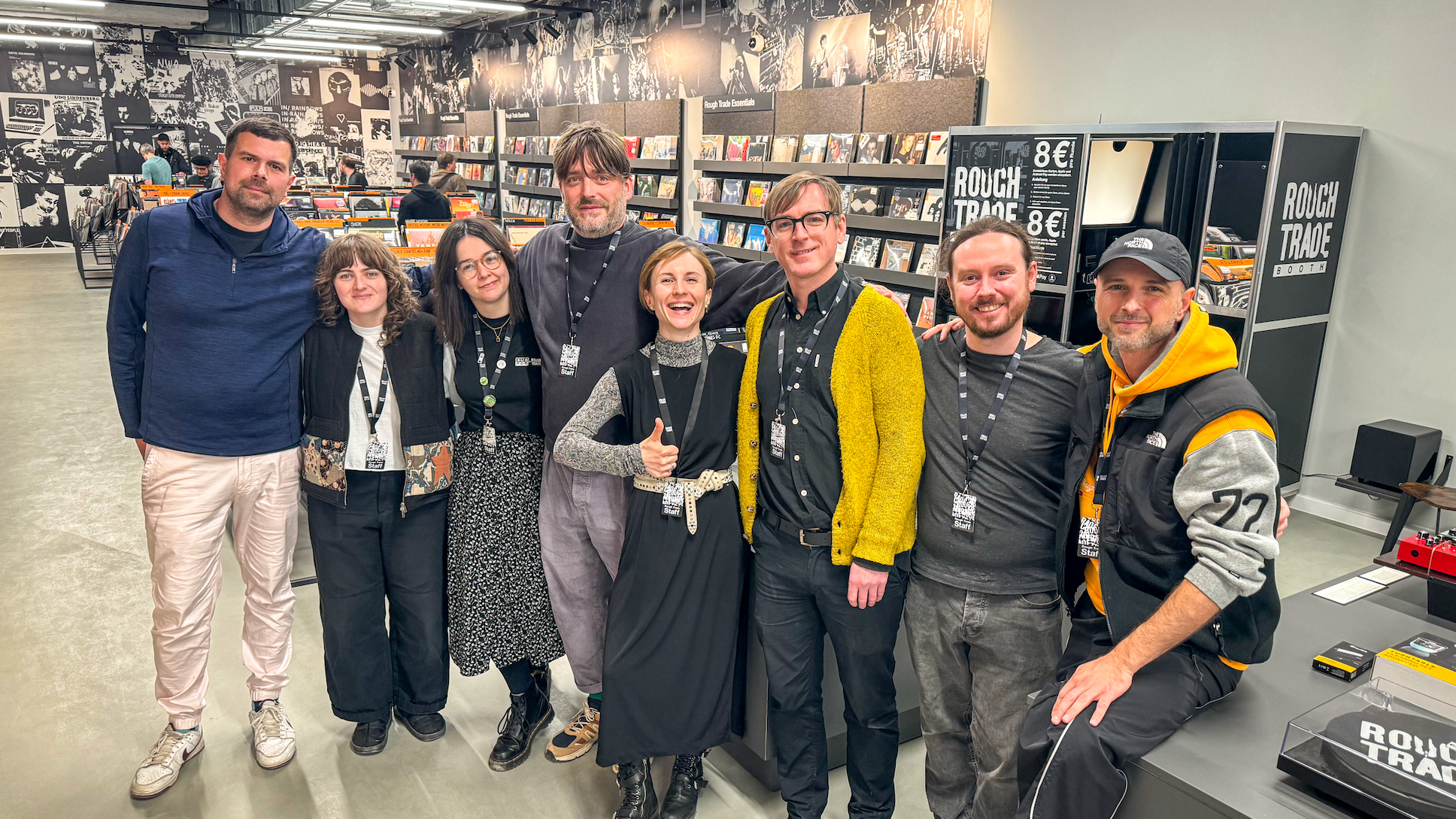 Eröffneten den Rough-Trade-Plattenladen im Kalle Neukölln (von links): Europachef Curt Keplin mit seinem Team um Annabel Matthews, Leila Vardar, Menno Stolkwijk, Maria Haeder, Christopher ...