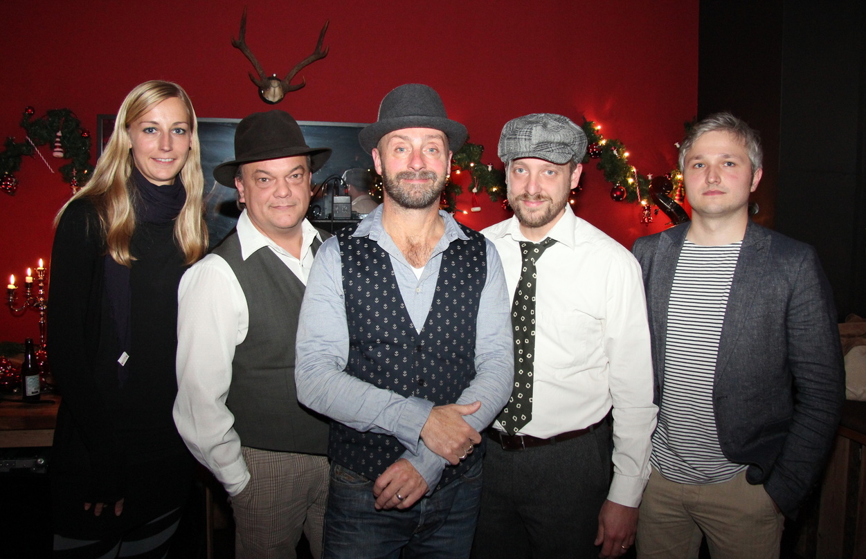 Nach dem Konzert im Heimspiel in München (von links): Maike Greve (105 Music), Gitarrist Markus Schmidt, Jon Flemming Olsen, Bassist Laurens Kils-Hütten und Nils Jung (KüsterCom)