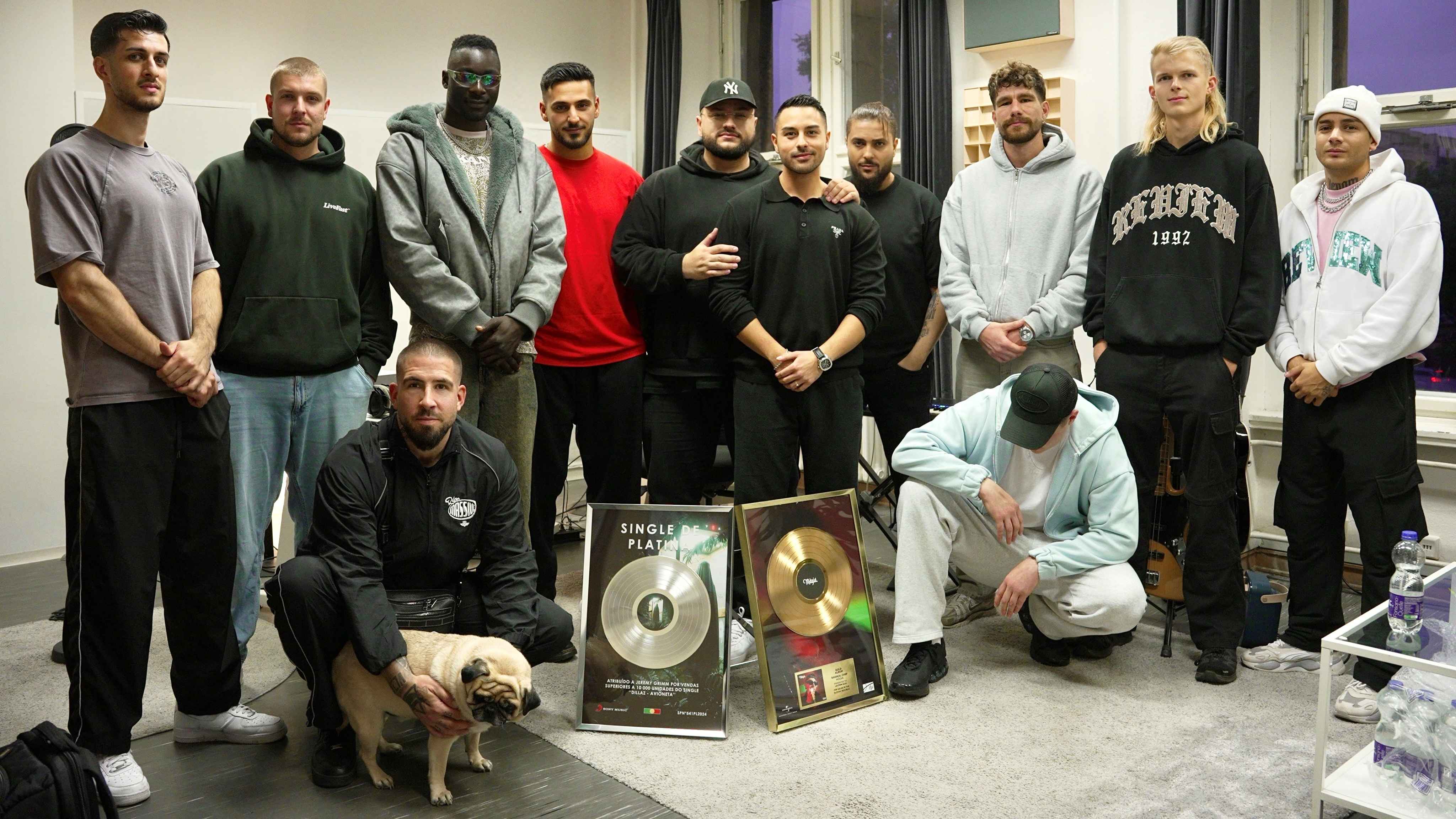 Beim Songwriting Camp in den bauteil3 Studios (von links): Rio Asim (Songwriter), Claes Oehmichen (Key Account Manager GEMA), Silla (Artist) mit Hund Meister, BKong (Artist), Eren Can (Art...