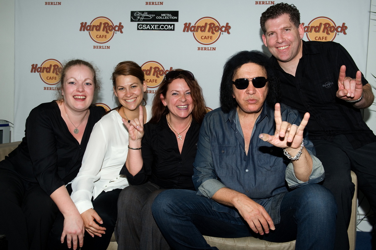 Trafen sich im Hard Rock Cafe (von links): Conny Ferdin (Sales & Marketing Manager Hard Rock Cafe Berlin - HRC), Christina Zeitschel (Sales & Marketing Manager HRC Berlin), Kristina Lange ...