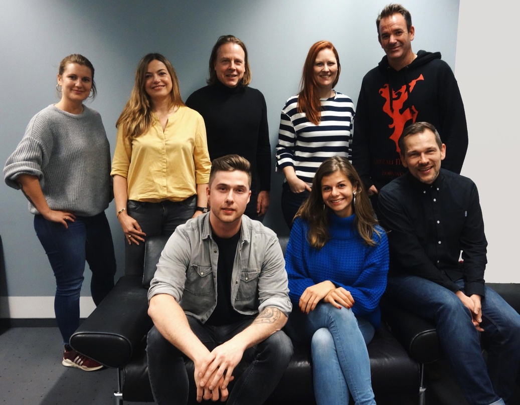 Bei Vertragsabschluss: Kevin Zuber (vorn, links) und sein Team