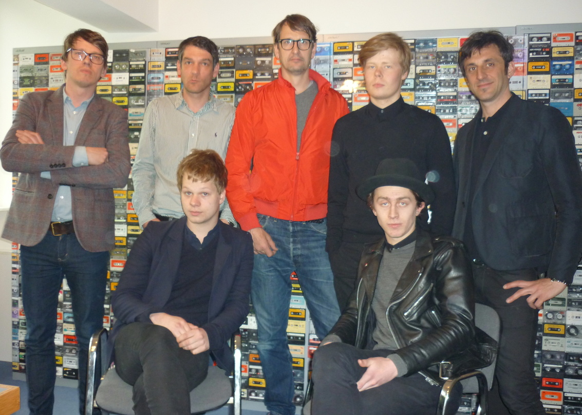 Neue Partner: 1000 Robota und Buback||Zur Vertragsunterzeichnung trafen sich (vorn, v.l.n.r.): Sebastian Muxfeld und Anton Spielmann (beide Band) sowie Stephan Rath (Produktmanager Buback)...