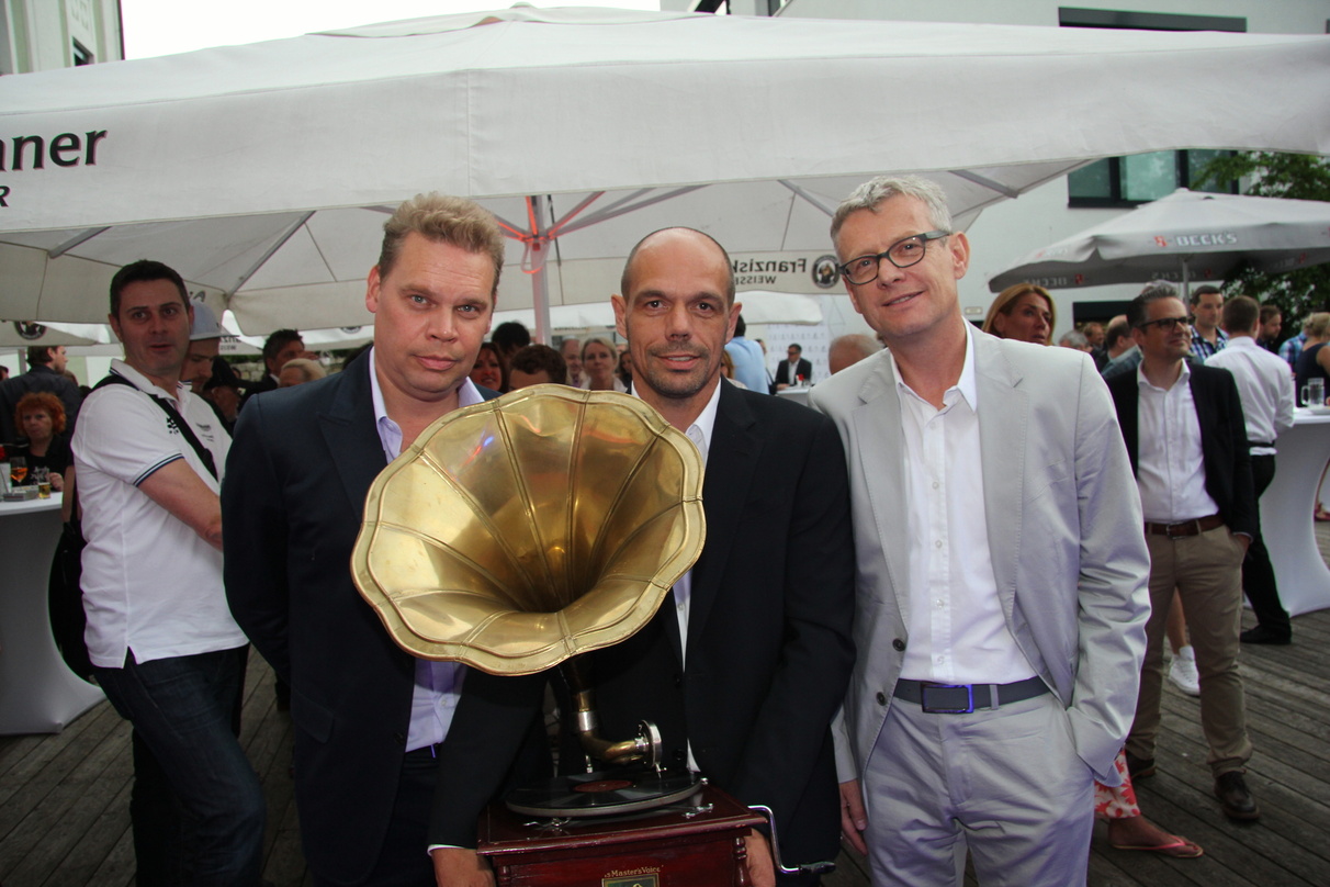Mit dem Grammophon (von links): Tom Bohne, Ralf Schedler und Jörg Hellwig (alle Universal Music)