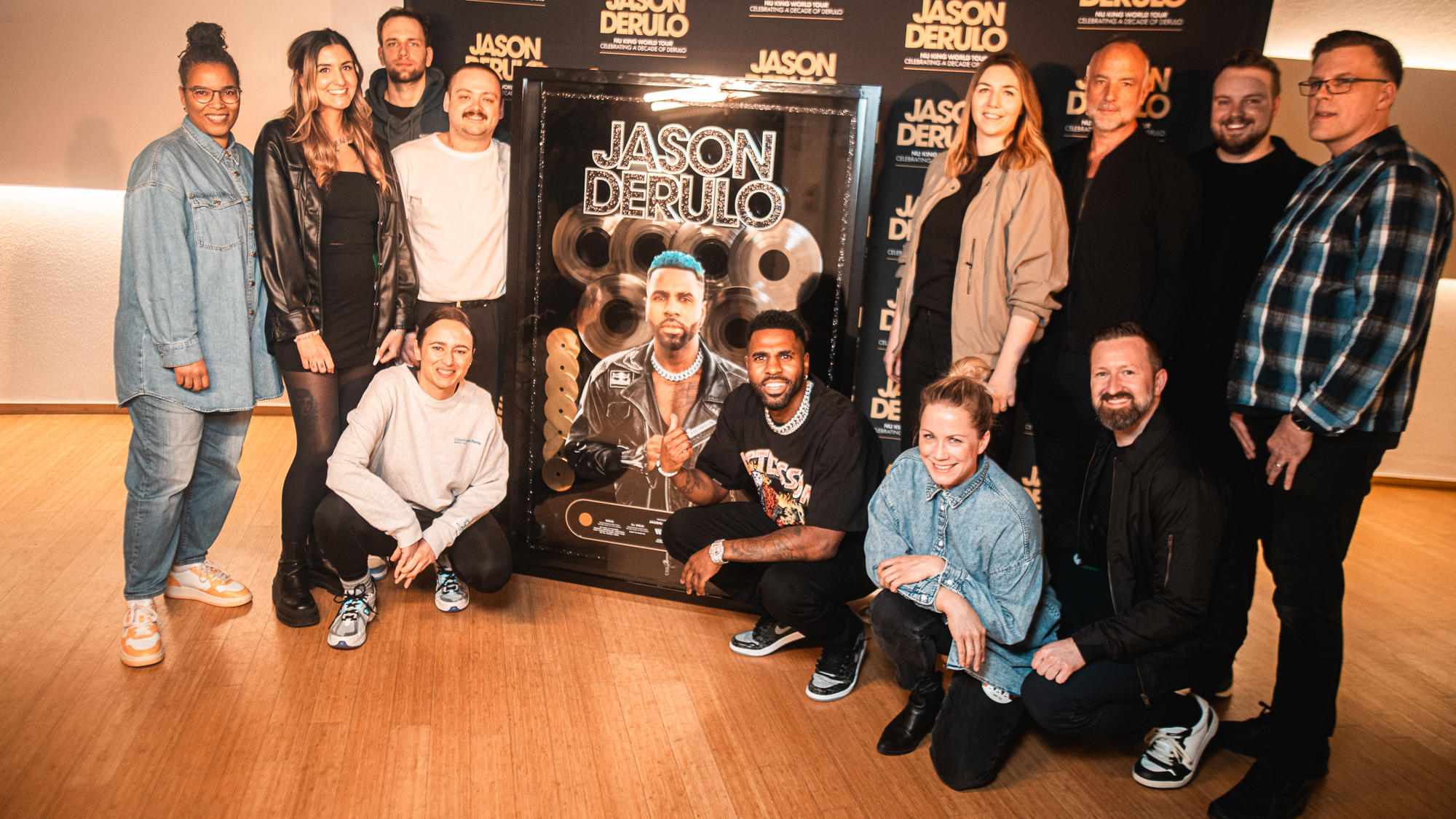 Bei der Verleihung (hinten, von links): Tari Taye (Head of Radio WMCE), Aylin Martin (Marketing Manager WMCE), Max Gervink (Head of Marketing US Repertoire WMCE), Luca Goossen (Marketing C...