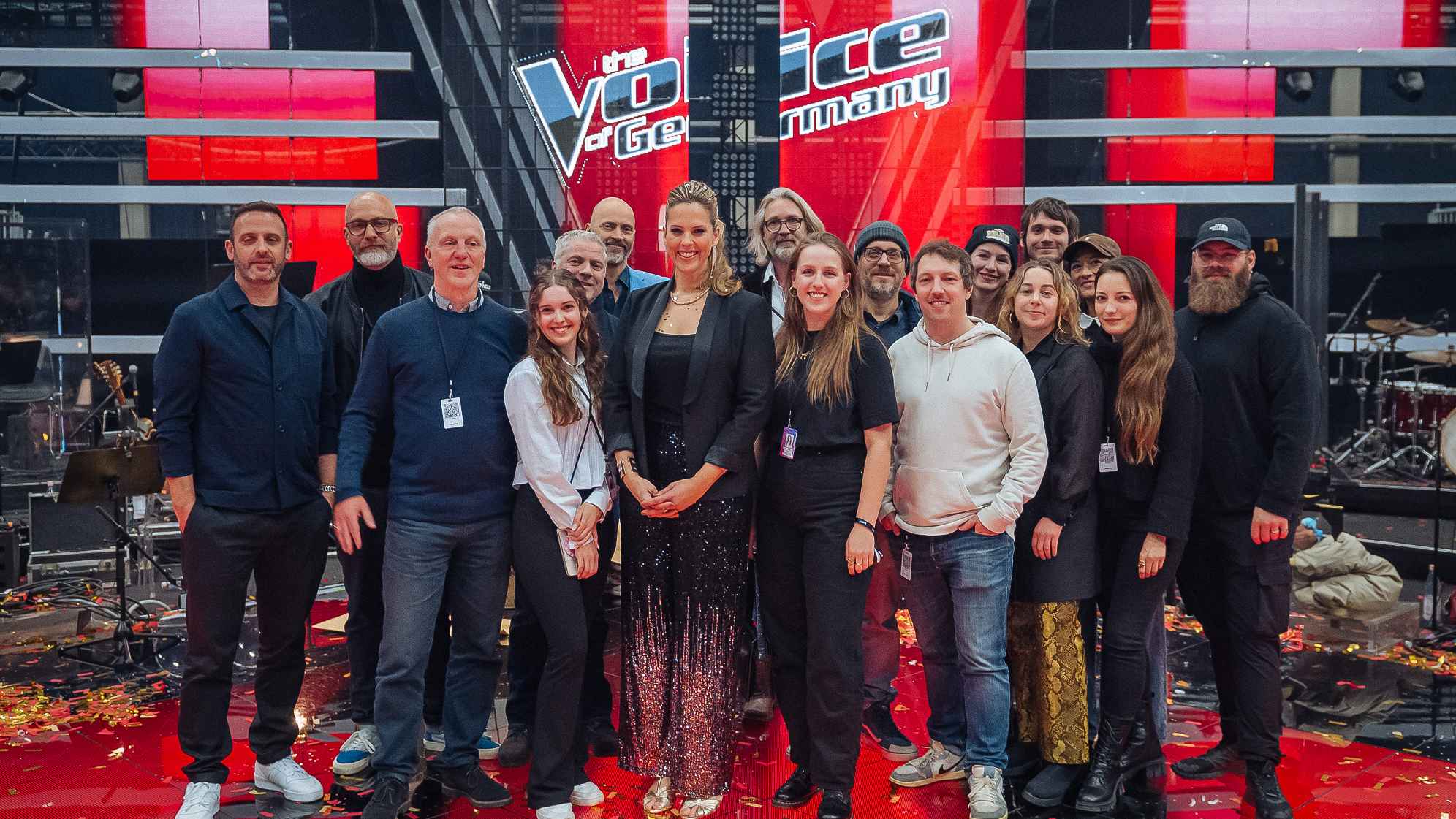 Kamen nach der Show zusammen (von links): Pino Brönner (Management), Tim Wermeling (VP Music & Marketing Seven.One Starwatch), Konrad von Löhneysen (CEO & Owner Embassy of Music), Clara Ne...