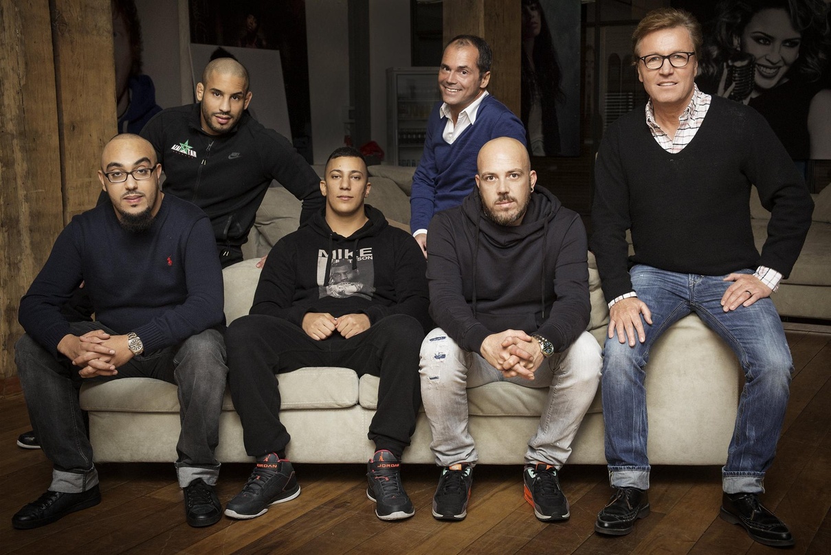 Arbeiten künftig zusammen (vorn, von links): Mohamed Elbouhlali (Banger Musik), Farid Bang, Ralph M. Jacobs (Banger Musik) und Bernd Dopp (Chairman & CEO Warner Music Central Europe) sowie...