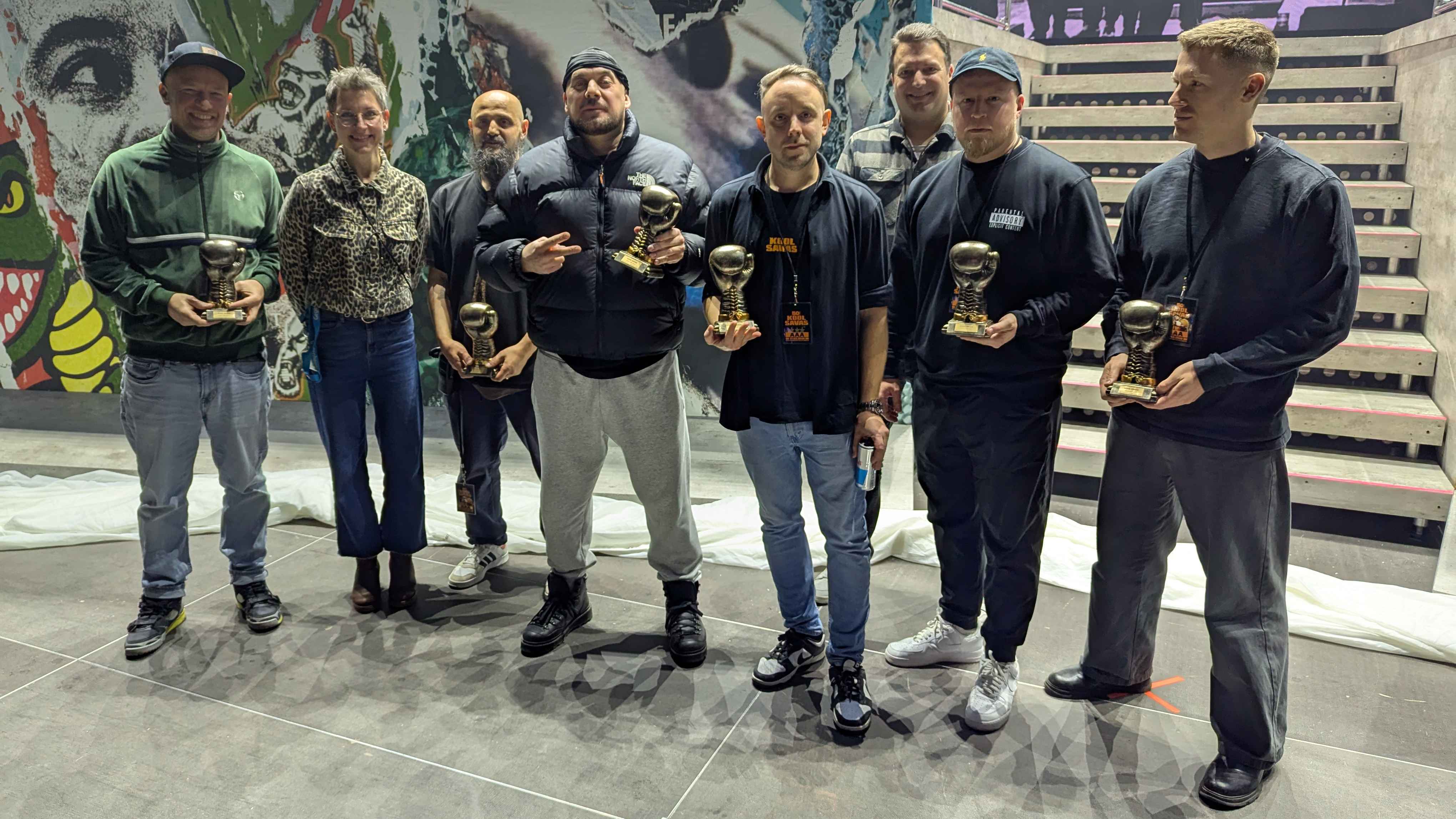 Bei der Verleihung des Sold Out Awards (von links): Radek von Bronikowski (Greyzone Concerts), Sybil Franke (Velomax), Adnan Akili, Kool Savas, Jakob Regulski, Richard Huth (beide Manageme...