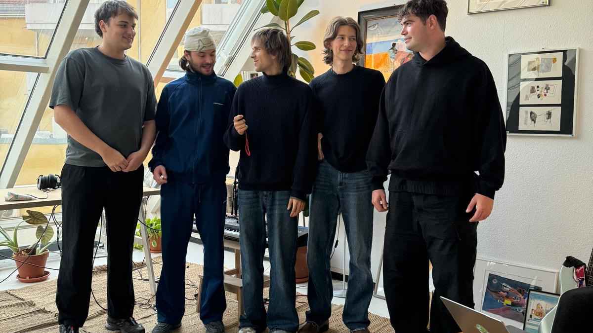 Arbeiten zusammen (von links): Miles Heekeren, Karl Schulz (beide Bamboo Artists), Finn, Josch (beide Zimmer90) und Leander Kirschner (Bamboo Artists).
