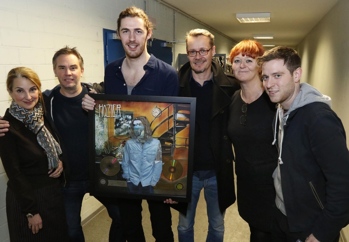 Bei der doppelten Edelmetallübergabe (von links): Sandra Kolbeck (Manager TV Promotion Universal Music International - UMI), Jens Ullrich (Product Manager UMI), Andrew Hozier-Byrne alias H...