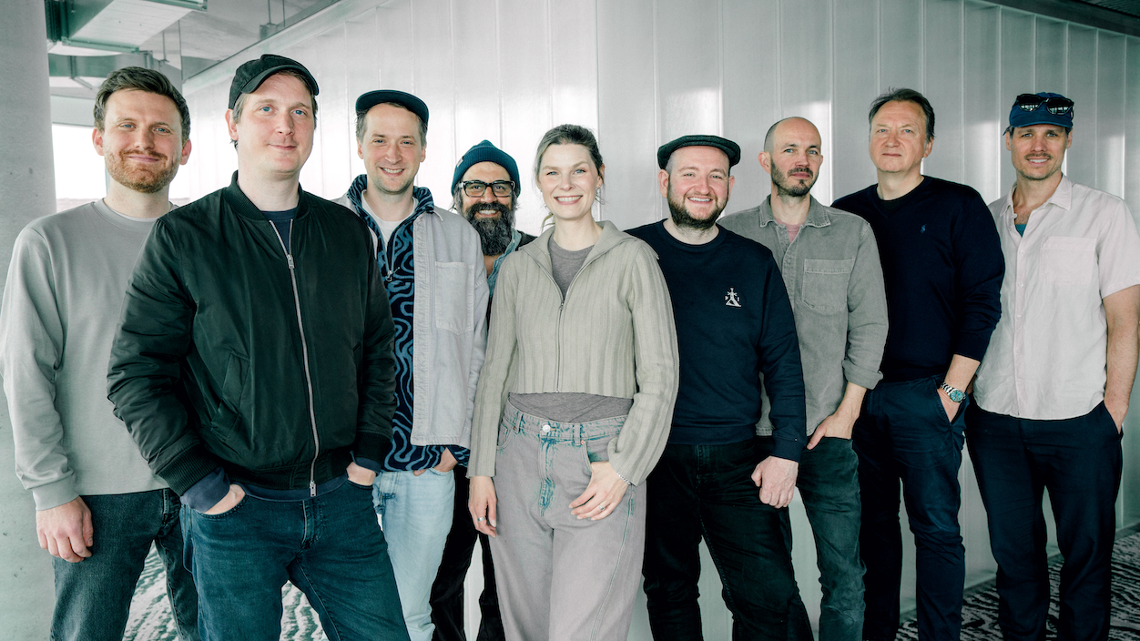 Kommen zusammen (von links): Stefan Janetzky (Head Of A&R Ariola/Hansa), Jonas Pfetzing, Simon Triebel (beide Band), Arne Ghosh (Management 380 Grad), Eva Briegel (Band), Marc Huttenlocher...