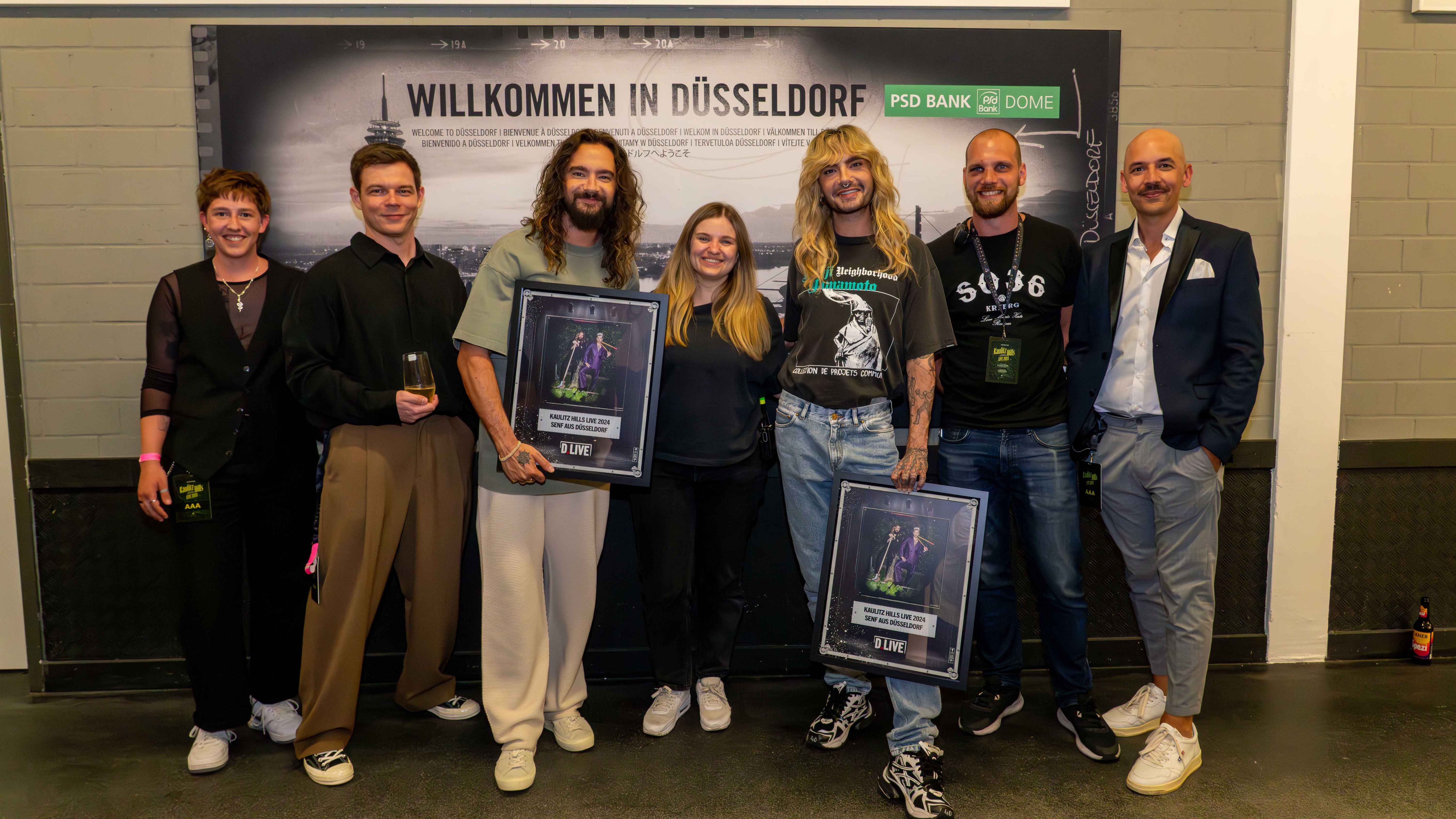 60f47890 5e31 4fd3 9121 b67889568be7 Zu Übergabe trafen sich (von links): Eli Stetzka (Contra Create), Georg Listing (Geschäftsführer Treehouse Ticketing), Tom Kaulitz, Melissa Merta (D.Liive), Bill Kaulitz, Marcus Naphausen ...