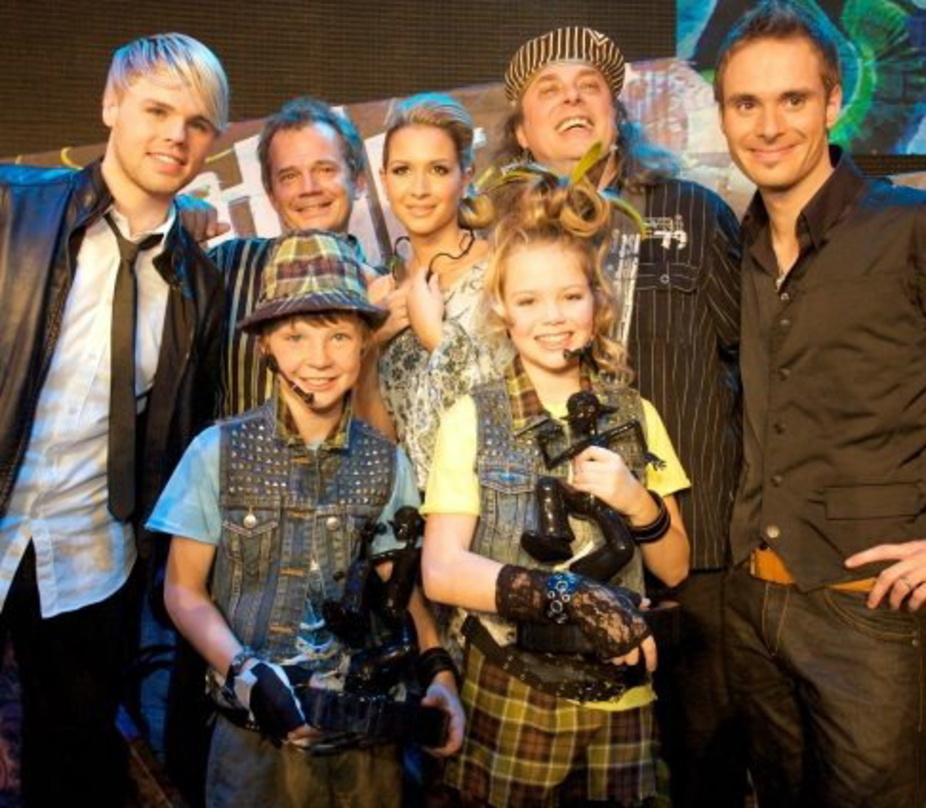 Feierten die Nachwuchssänger: Die Kiddy-Contest-Macher mit Gästen Daniel Schuhmacher und Mandy Capristo||Nach der Finalshow versammelten sich auf der Bühne (hinten, v.l.n.r.): Daniel Schuh...
