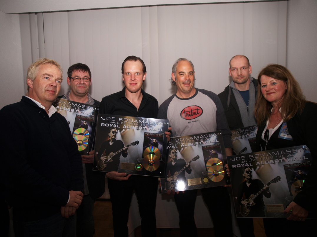 Gratulierten Joe Bonamassa (3.v.l.) zur Gold-Premiere: Mitarbeiter von Mascot, Rough Trade, J&R Adventures und Another Dimension||Backstage trafen sich zur Gold-Verleihung (v.l.n.r.): Ed v...