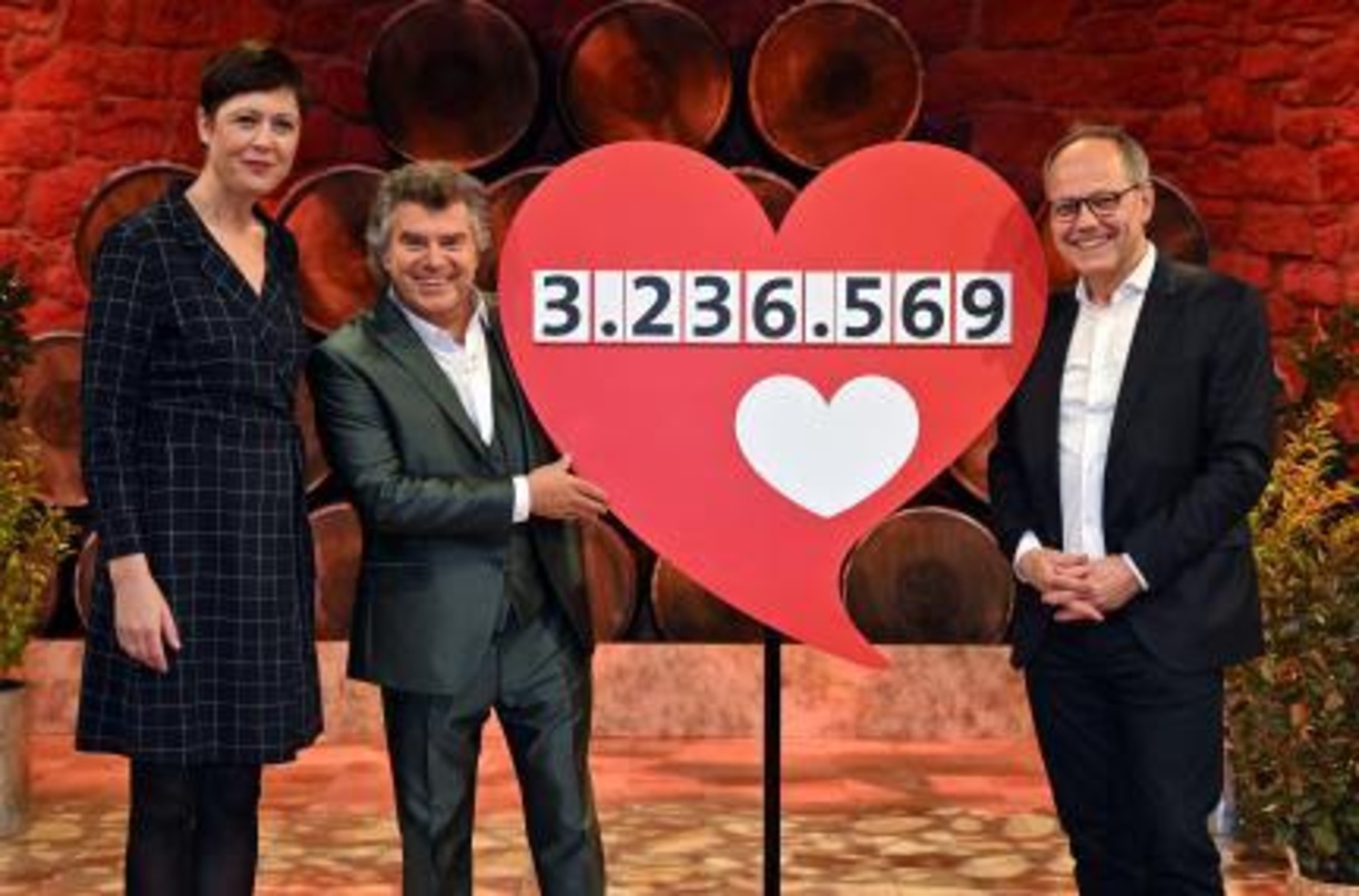 Sammelten Gelder (von links): Ulla Fiebig (Landessenderdirektorin Rheinland-Pfalz SWR), Andy Borg und SWR-Intendant Kai Gniffke