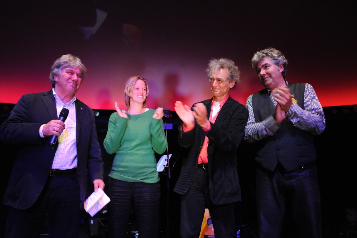 Haben bald wieder Grund zum Feiern (von links): Rolf Zuckowski, Lucie Schäfer, Hans Niehaus und Wolfram Eicke, hier beim 10. Jubiläum von "Der kleine Tag" 2009 im Planetarium Hamburg