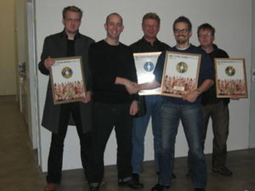 Freuen sich über Gold (v.l.n.r.): Phil Friederichs (dvdfabrik), Patrick Orth (Geschäftsführer JKP), Jörg Peter (scheidender Director Sales EMI Music Germany), Dirk Ewald (Director Sales Ma...