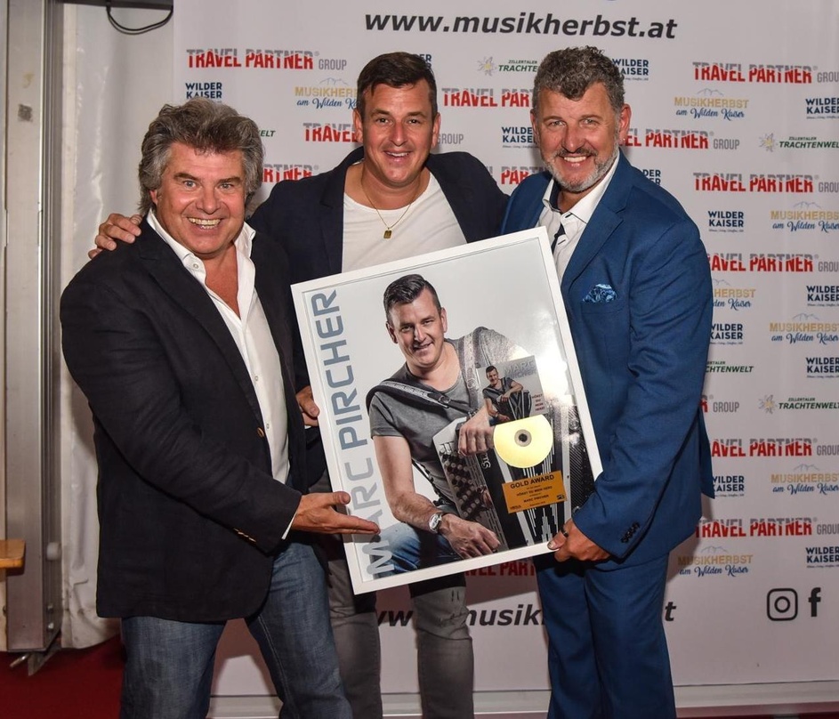 612694d1c977a94e86bb8faf5ddb3d4cc1df8e65489556305640cb082a52af9e Gratulierten zum Gold-Award beim "Musikherbst am Wilden Kaiser 2019": die Schlagerstars Andy Borg (links) und Semino Rossi (rechts) mit Marc Pircher