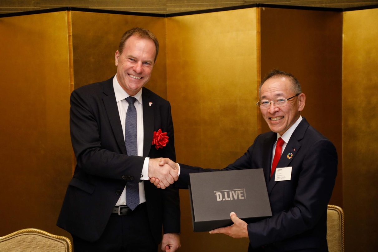 Unterzeichneten die Vereinbarung in Tokio: Oberbürgermeister Stephan Keller (links) und Yoji Saito (CMPO & CCO Mitsubishi Electric)