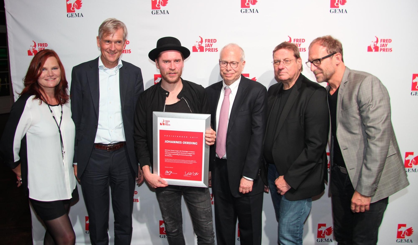Nach der Preisverleihung (von links): Pe Werner (Jurymitglied), Harald Heker (Vorstandsvorsitzender GEMA), Preisträger Johannes Oerding, Michael Jay-Jacobson, Burkhard Brozat (GEMA) und Fr...