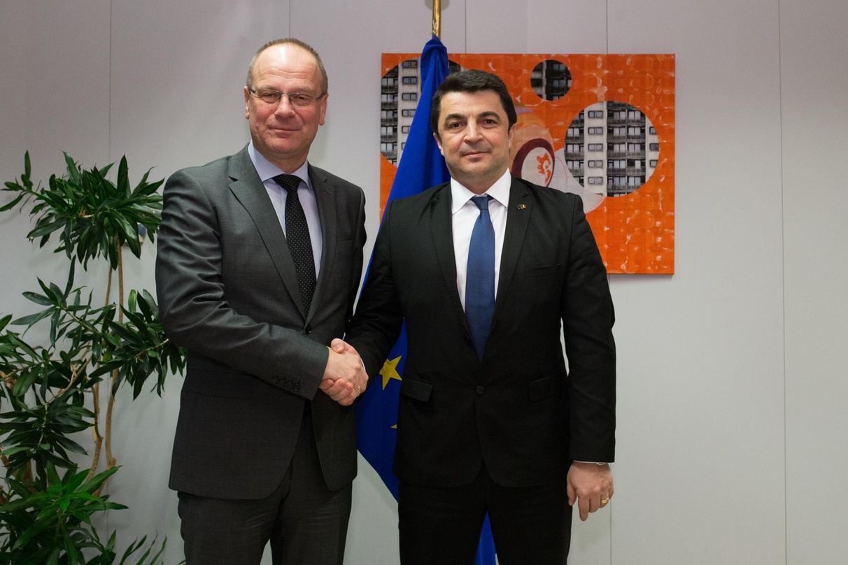 Handshake auf der europäischen Bühne: der rumänische Minister Valer-Daniel Breaz (rechts), bei einem Treffen im Januar mit Tibor Navracsics, dem EU-Kommissar für Bildung, Kultur, Jugend un...