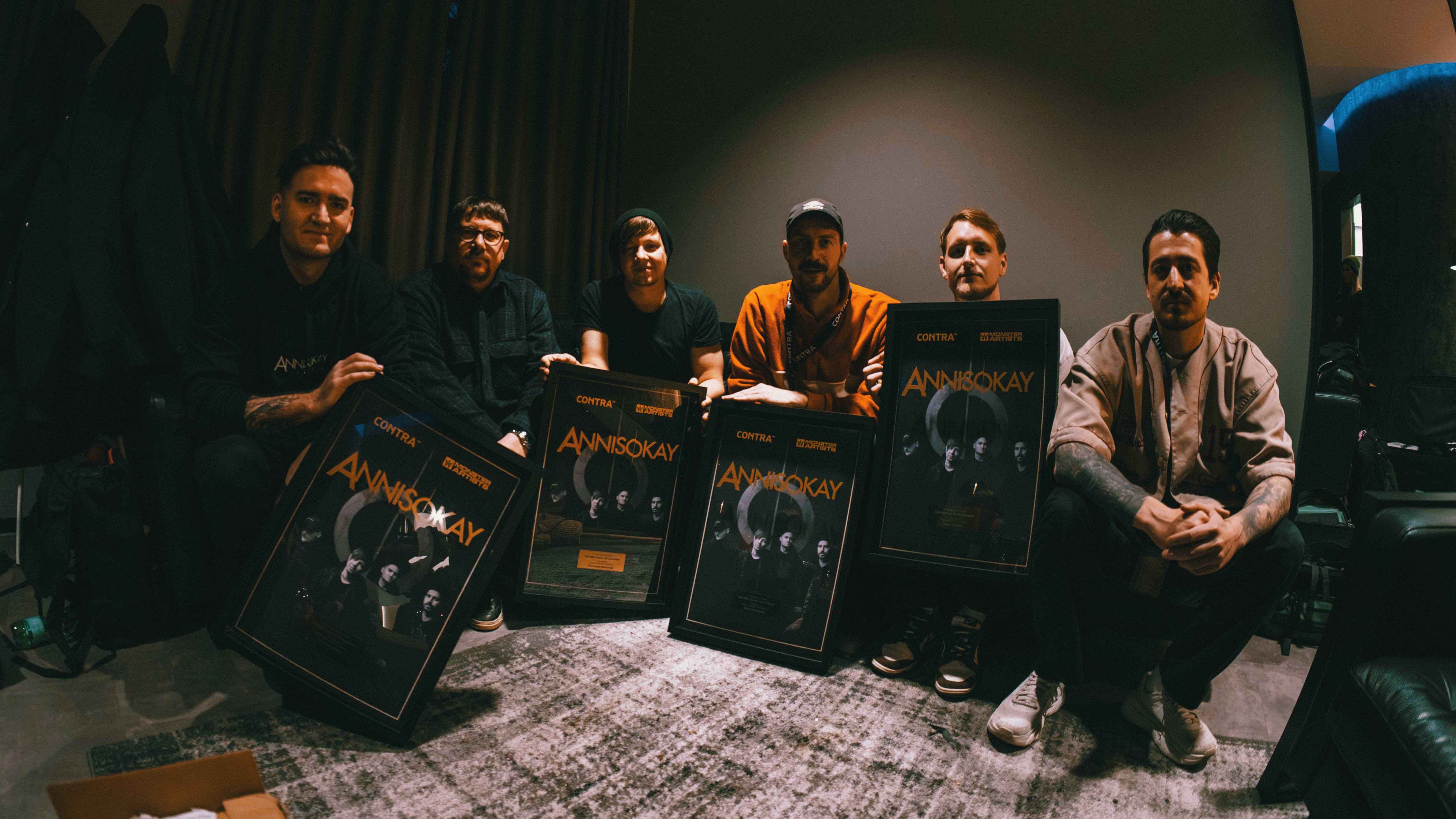Kamen in Leipzig zusammen, um auf gemeinsame 2,5 Jahre anzustoßen (von links): Peter Leukhardt (Band), Niko Tsagarakis (Monster Artists), Christoph Wieczorek, Rudi Schwarzer, Silas Fischer...