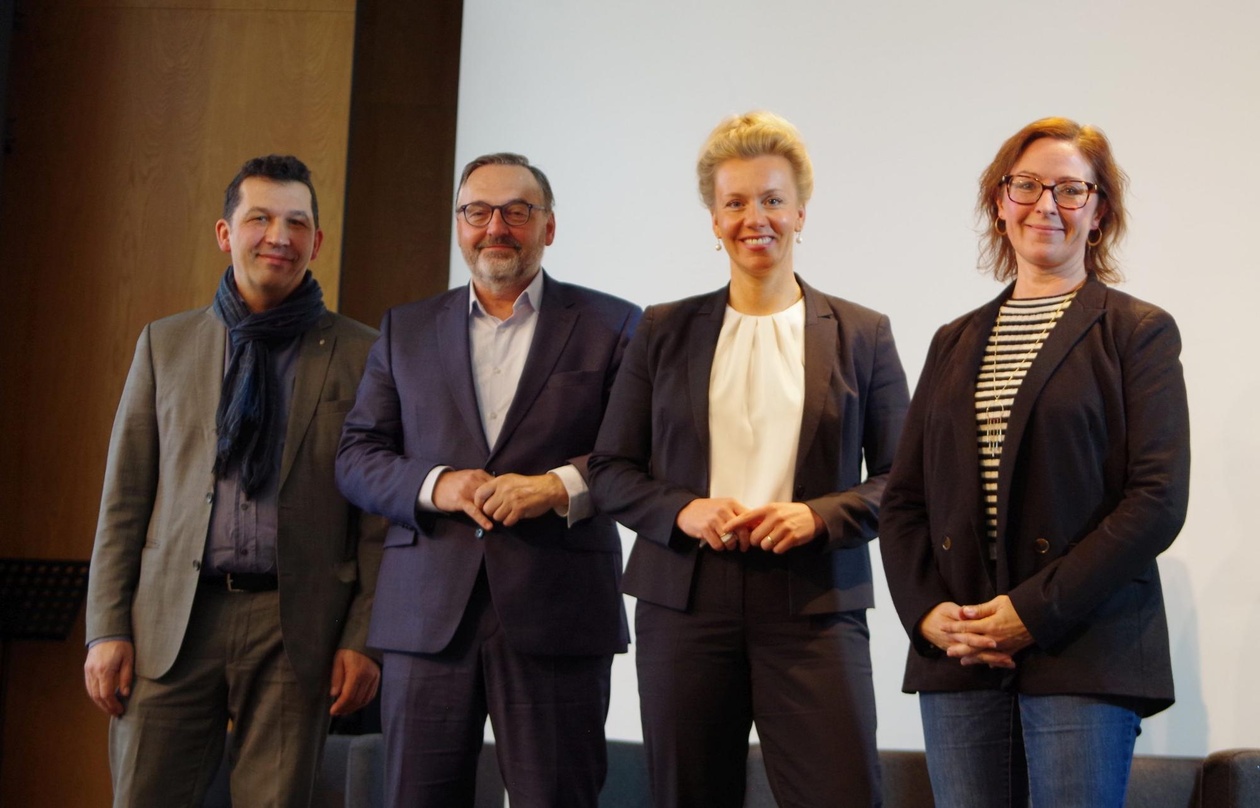 Diskutierten auf dem Eröffnungspanel (von links): Tizian Jost (Bayerischer Jazzverband), Anton Biebl (Kulturreferent der Stadt München), NRW-Kulturministerin Ina Brandes und Anette von Eic...