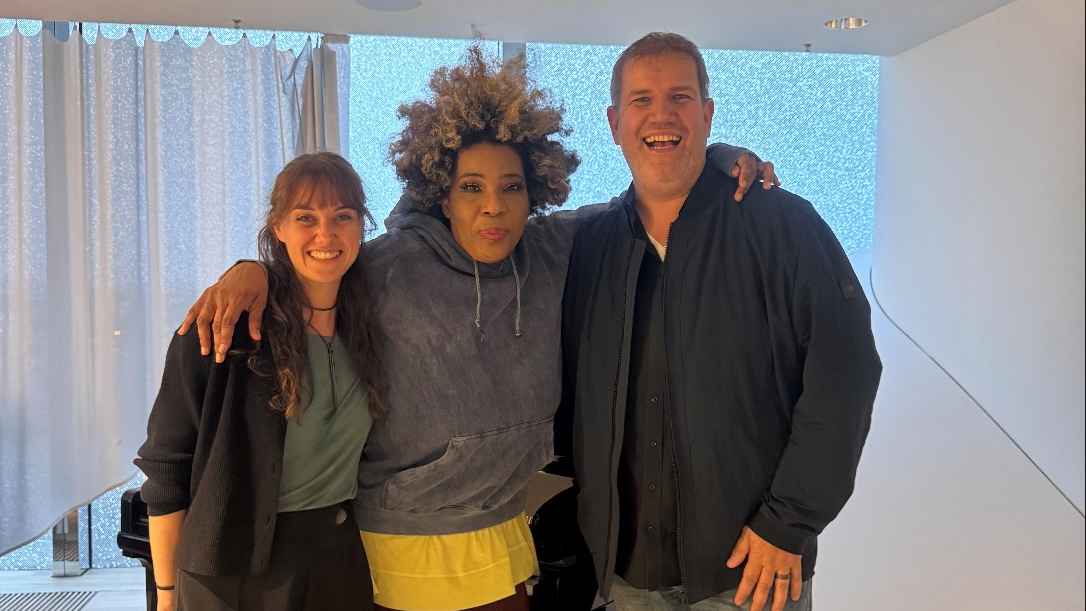 Kamen zusammen (von links): Anne Pfüller (Senior Projektmanagerin MEG), Macy Gray und Jan Mewes (CEO MEG).
