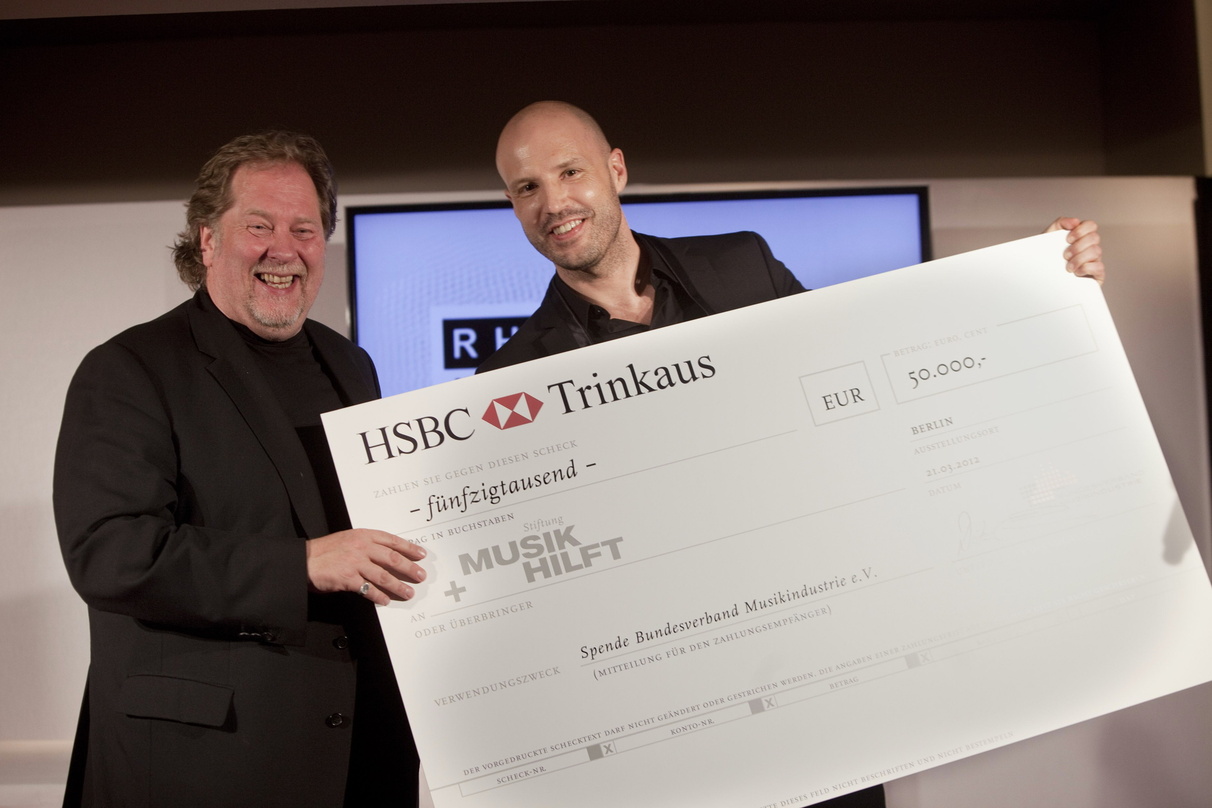 Bei der Scheck-Übergabe im Jahr 2012: Dieter Gorny (Vorstandsvorsitzender des Bundesverband Musikindustrie, links) mit Christopher von Deylen (Musik Hilft)
