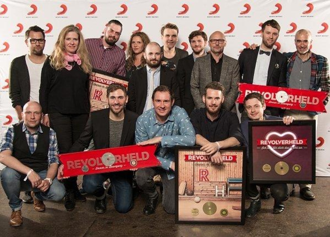 Bei der Verleihung: Revolverheld und ihr Team von Sony Music