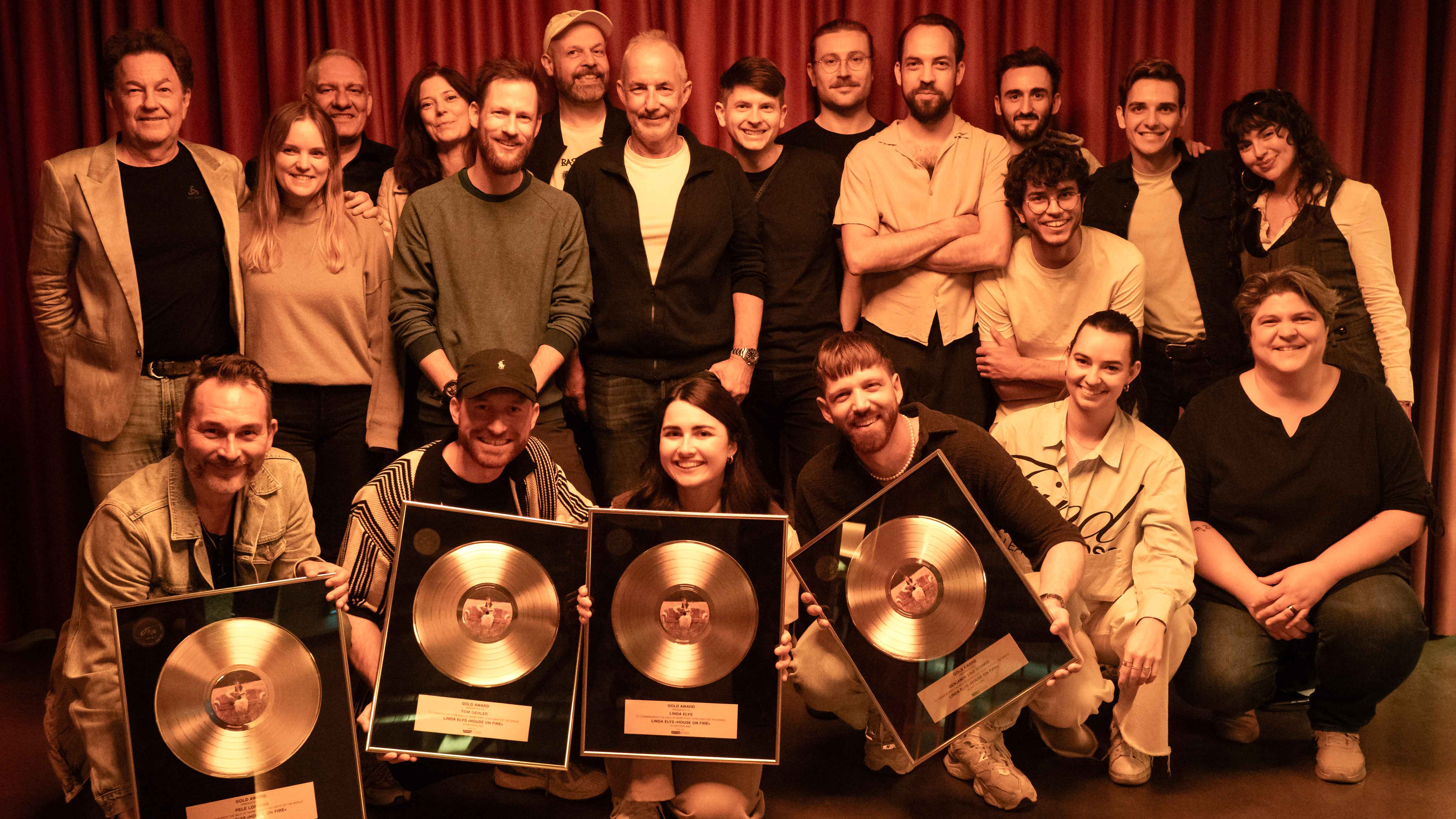 Bei der Gold-Verleihung (hinten, von links): Victor Waldburger, Katja Waldburger, Marcel Rotach (alle Phonag Records), Kay Galley, Florian Weiss (beide Just Because), Ramon Rey, Stefan Pla...