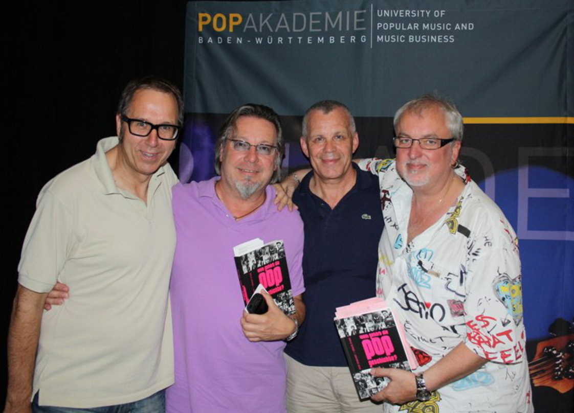 Sind an Popgeschichte interessiert (v.l.n.r.): Professor Udo Dahmen (Künstlerischer Direktor und Geschäftsführer Popakademie Baden-Württemberg), Gerd Gebhardt, Professor Hubert Wandjo (Bus...