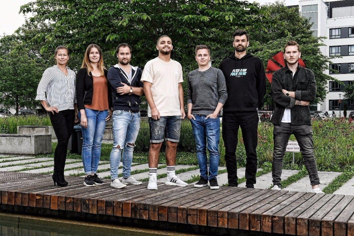 Bilden ein Team (von links): Nikolett Szappanos (Digital Manager Sony Music), Maria Tür-Sessann (Teamkoordination A&R RCA Deutschland), Hubert Sturm (Digital Manager Sony Music), Delil, Ja...