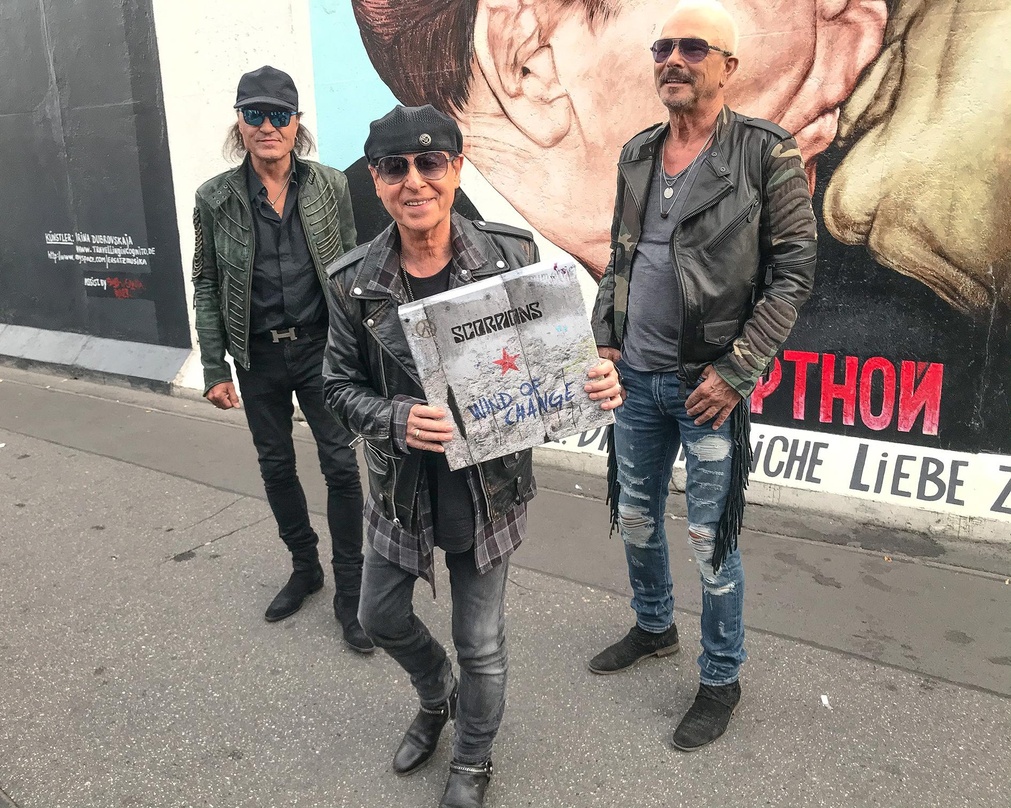 Beleuchten die Geschichte von "Wind Of Change" (von links): Matthias Jabs, Klaus Meine und Rudolf Schenker von den Scorpions
