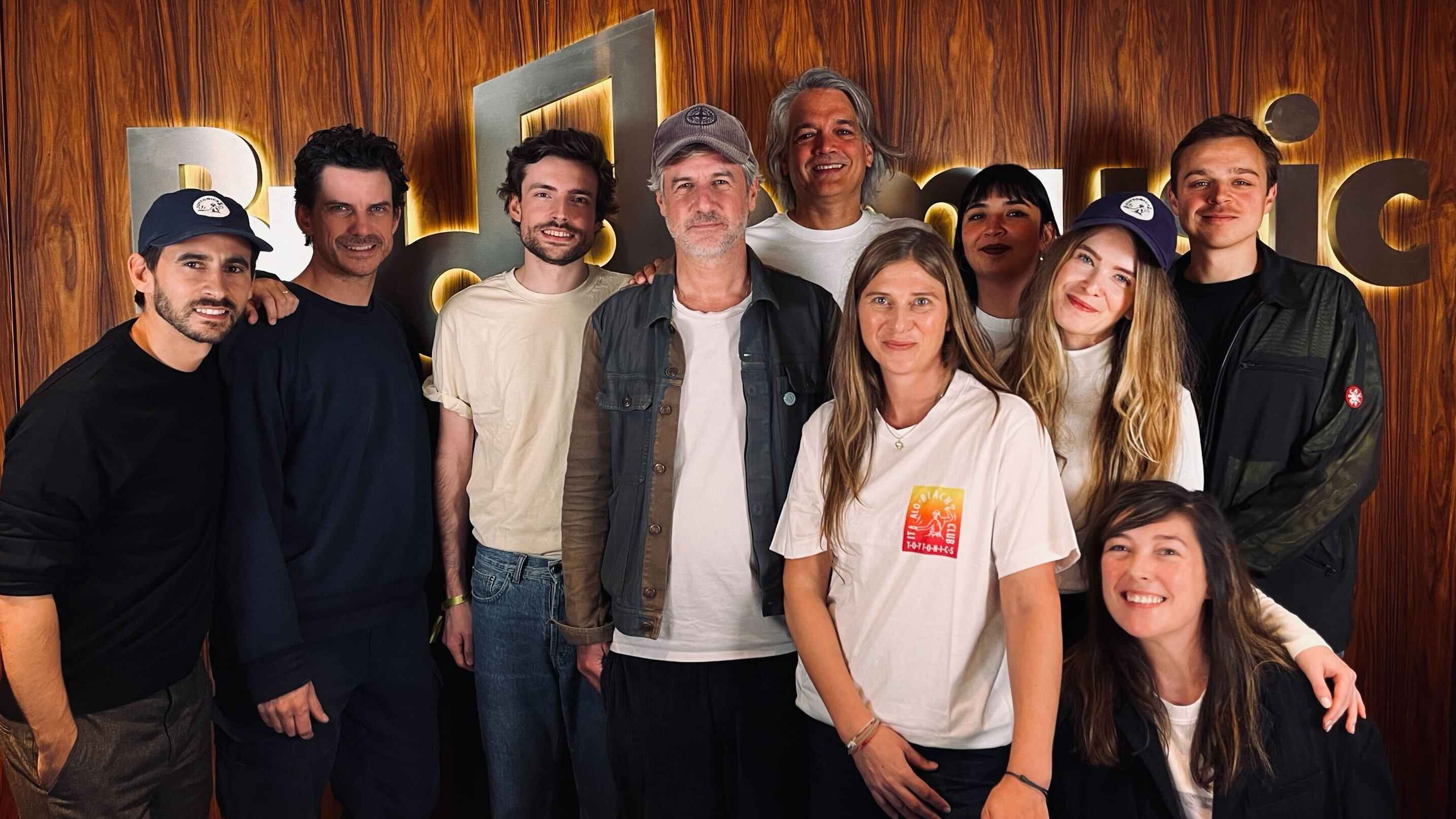 Posieren vor dem allseits bekannten Budde-Logo (von links): Benjamin Budde (CEO Budde Music Publishing), Manuel Kim (Toy Tonics), Carsten Lohöfer (Marketing & Synch Manager, Budde Music), ...