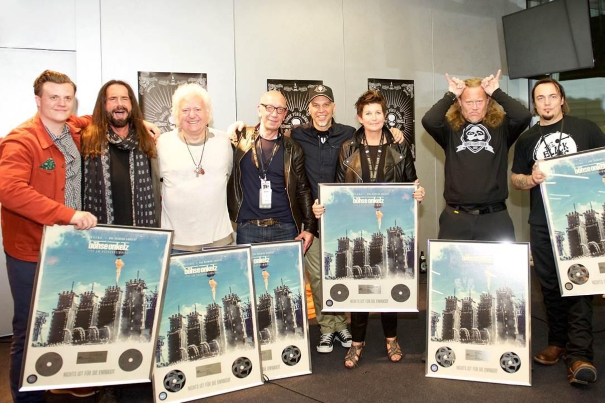 Bei der Platinübergabe (von links): Oliver Hoppe, Stephan Weidner, Ossy Hoppe, Kurt Erping, Matthias "Gonzo" Röhr, Heike Struss, Kevin Russell und Peter "Pe" Schorowsky