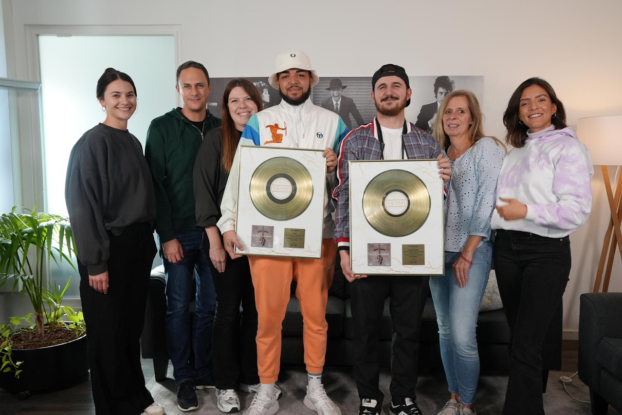 Feiern Gold (von links): Iva Saravanja (Promotion Manager Sony Music Switzerland), Simon Müller (Director Commercial & Business Development Sony Music Switzerland), Caroline Fregelius (Sen...