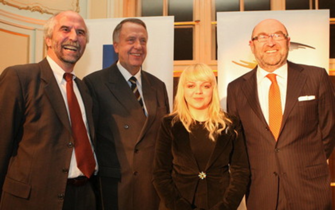Premierenfeier mit Minister: Bernd Neumann (2. v.l.) mit Annett Louisan, Michael Haentjes (r.) und Peter Zombik (l.)
