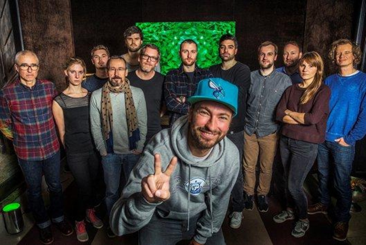 Bleiben auch weiterhin ein Team: Marteria (vorn) mit (hinten, von links) Willy Ehmann (Senior Vice President Domestic GSA), Alex Plachta (Legal & Business Affairs GSA), Christoph Otto (Man...