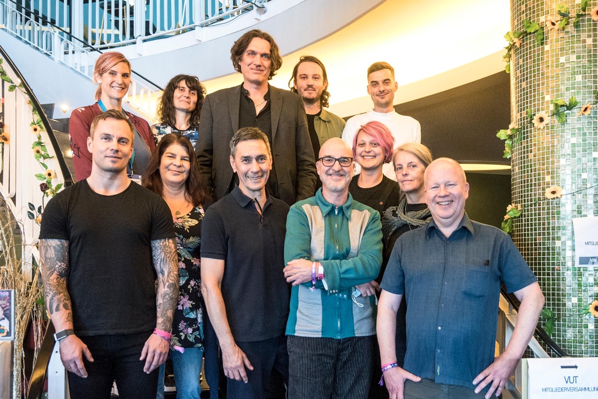 Der neu formierte VUT-Vorstand (oben, von links): Verena Bößmann, Marit Posch, Frank Spilker, Henning Mues und Julian Loewe sowie (unten, von links) Ronny Krieger, Petra Deka, Mark Chung, ...