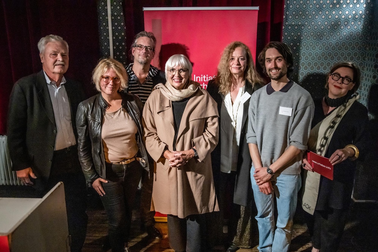 Trafen sich in Berlin (von links): Gerhard Pfennig, Nina George, Matthias Hornschuh, Claudia Roth, Carolin Otto, Christopher Annen und IU-Geschäftsführerin Katharina Uppenbrink