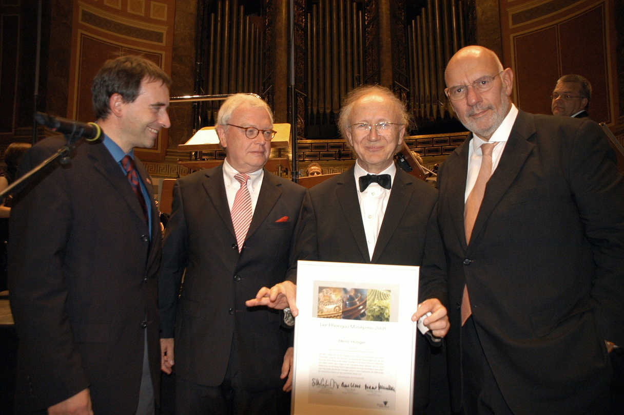 Der Preisträger und seine Gratulanten (v.l.n.r.): Ralph Alexander Lorz, Michael Herrmann, Heinz Holliger und Claus Wisser
