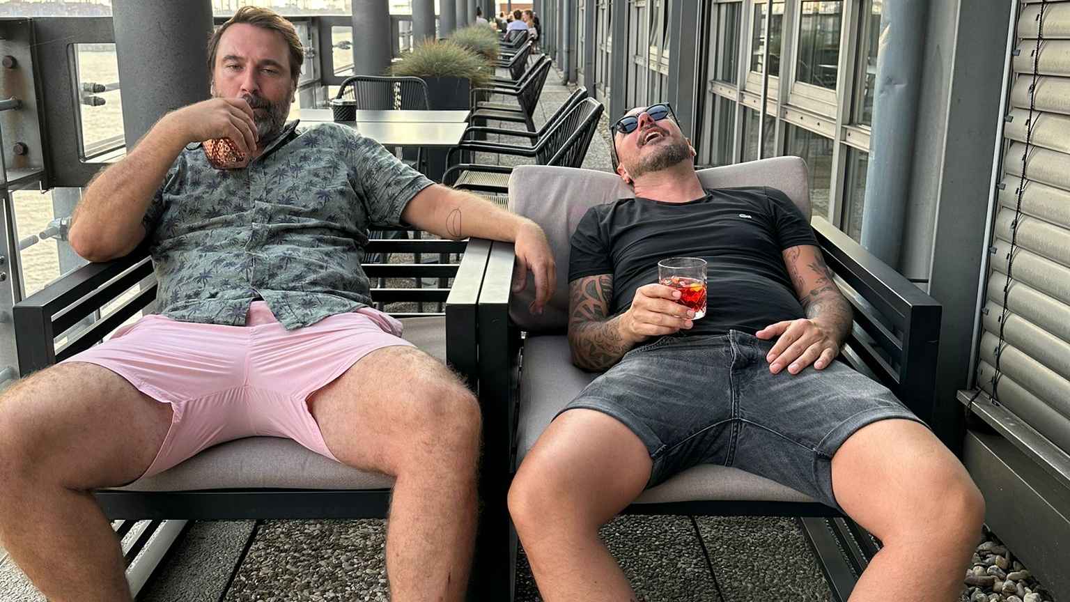 Zeigen nicht nur beim Saufgelage, was sie haben: Robert Koster (links) und Siad Rahman.