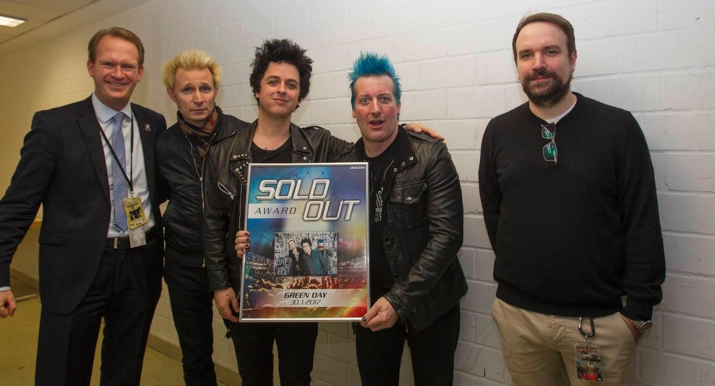 Bei der Award-Verleihung (von links): Stefan Löcher (Geschäftsführer Arena Management), Mike Dirnt, Billie Joe Armstrong und Tré Cool (alle Green Day) sowie Matt Schwarz (Geschäftsführer L...