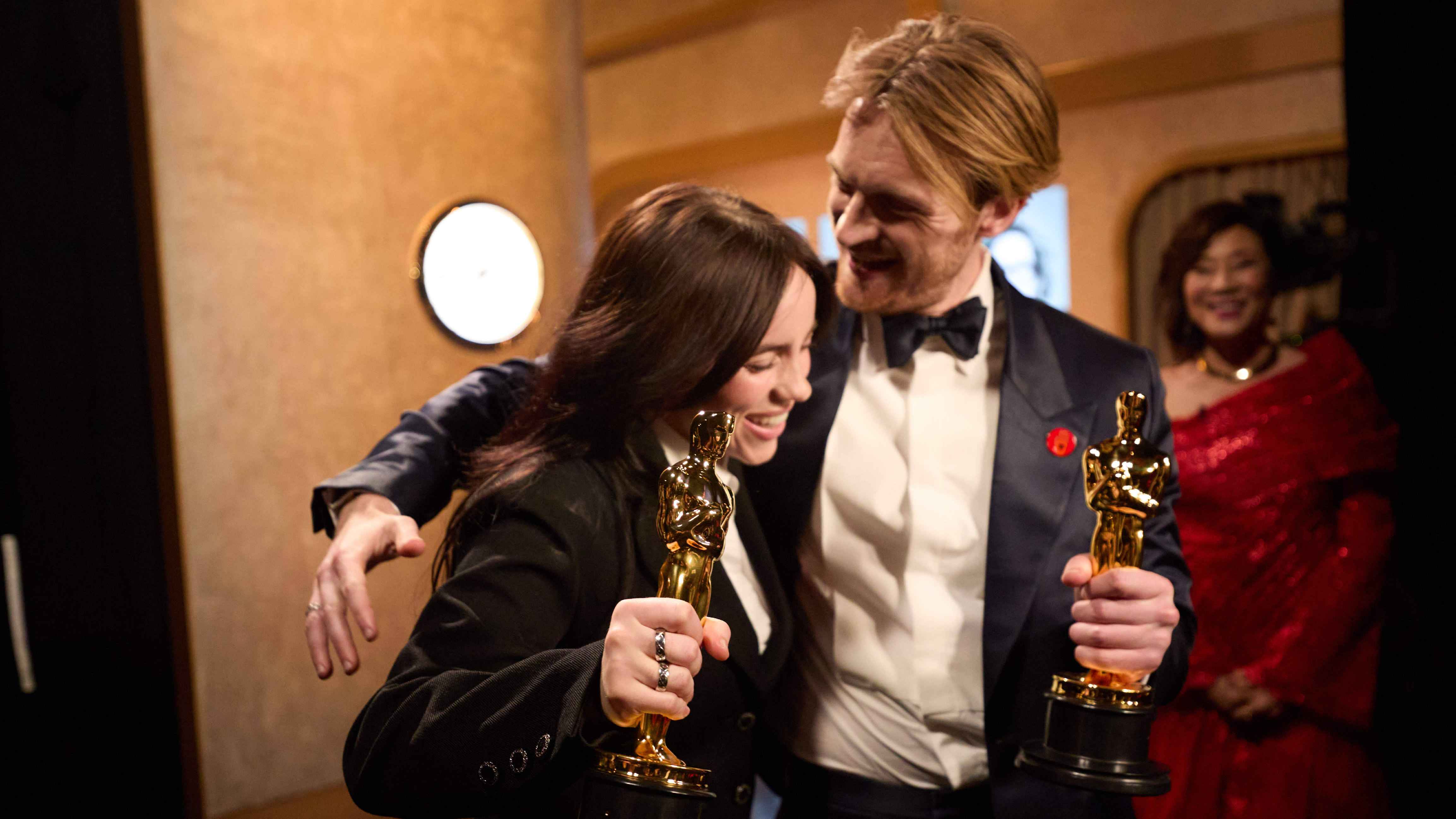 Nun zweifache Oscarpreisträger:innen: Billie Eilish und Finneas O'Connell.